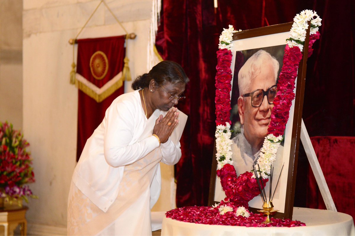 rashtrapatibhvn's tweet photo. President Droupadi Murmu paid floral tributes to Shri R. Venkataraman, former President of India, on his birth anniversary at Rashtrapati Bhavan. https://t.co/6wQ1a5HNvz