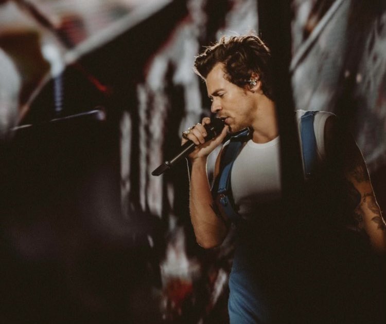 HLDTour's tweet photo. Harry Styles, live from Estadio Mâs Monumental.
#LoveOnTourBuenosAires #Night1
3.12.22

📸: dfallaccess https://t.co/a4ivcytCFF