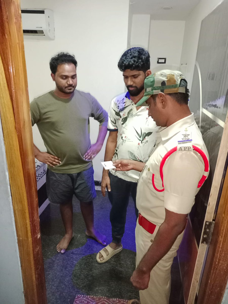 SRIKAKULMPOLICE's tweet photo. అసాంఘిక కార్యకలాపాలు నియంత్రణ మరియు నేరా��� నివారణకు జిల్లా వ్యాప్తంగా లాడ్జిల్లో ఆకస్మిక తనిఖీలు నిర్వహించి, అనుమానిత వ్యక్తుల వివరాలను పరిశీలించిన పోలీసులు..
@APPOLICE100
@dgpapofficial
#GRRadhika
#IPS
#Lodgechecking
#Srikakulampolice
#Crimeprevention https://t.co/gFntScgYvD