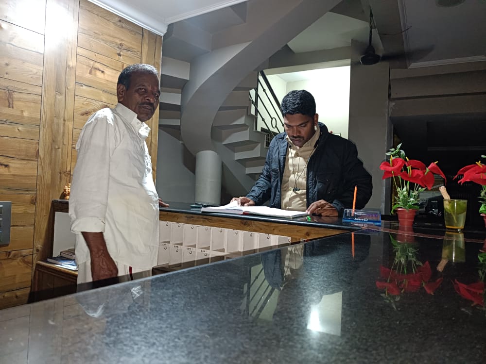 SRIKAKULMPOLICE's tweet photo. అసాంఘిక కార్యకలాపాలు నియంత్రణ మరియు నేరా��� నివారణకు జిల్లా వ్యాప్తంగా లాడ్జిల్లో ఆకస్మిక తనిఖీలు నిర్వహించి, అనుమానిత వ్యక్తుల వివరాలను పరిశీలించిన పోలీసులు..
@APPOLICE100
@dgpapofficial
#GRRadhika
#IPS
#Lodgechecking
#Srikakulampolice
#Crimeprevention https://t.co/gFntScgYvD