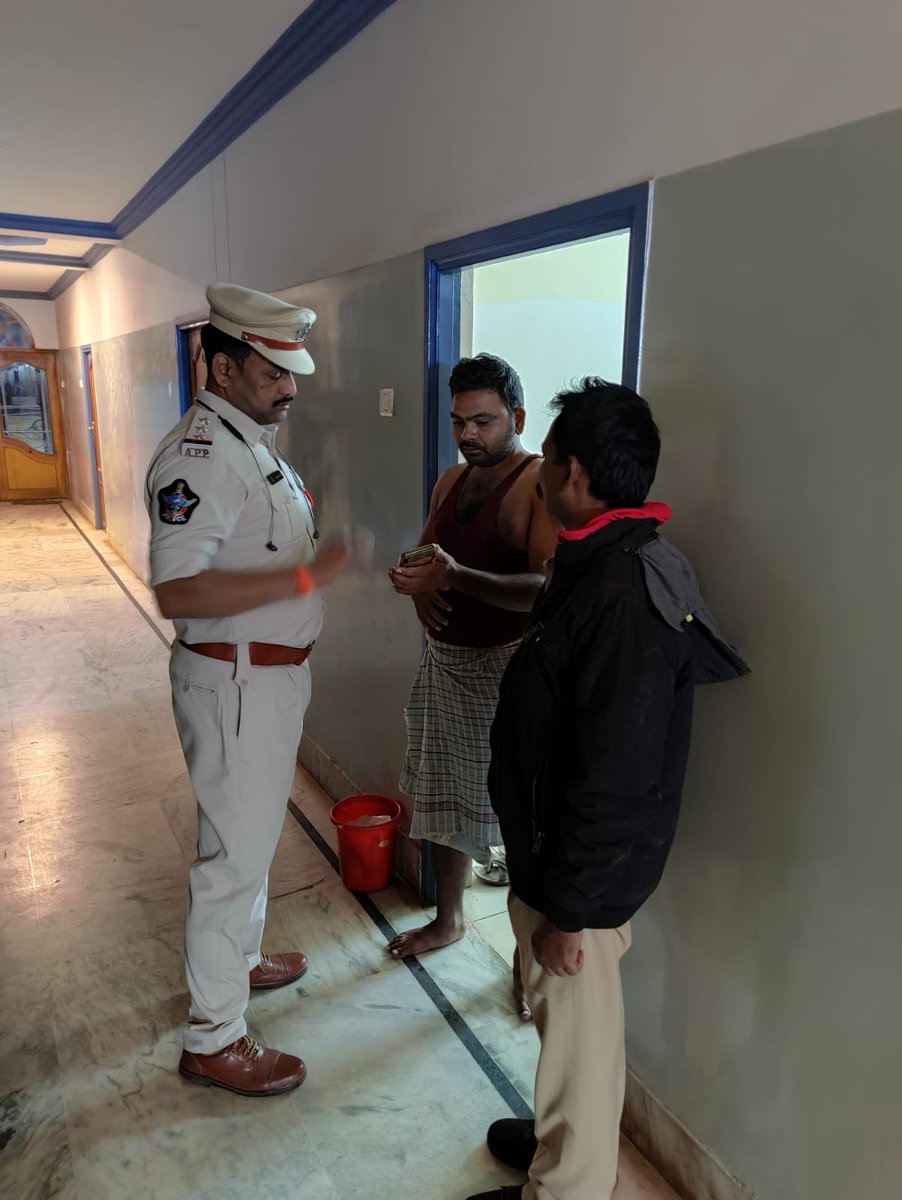 SRIKAKULMPOLICE's tweet photo. అసాంఘిక కార్యకలాపాలు నియంత్రణ మరియు నేరా��� నివారణకు జిల్లా వ్యాప్తంగా లాడ్జిల్లో ఆకస్మిక తనిఖీలు నిర్వహించి, అనుమానిత వ్యక్తుల వివరాలను పరిశీలించిన పోలీసులు..
@APPOLICE100
@dgpapofficial
#GRRadhika
#IPS
#Lodgechecking
#Srikakulampolice
#Crimeprevention https://t.co/gFntScgYvD