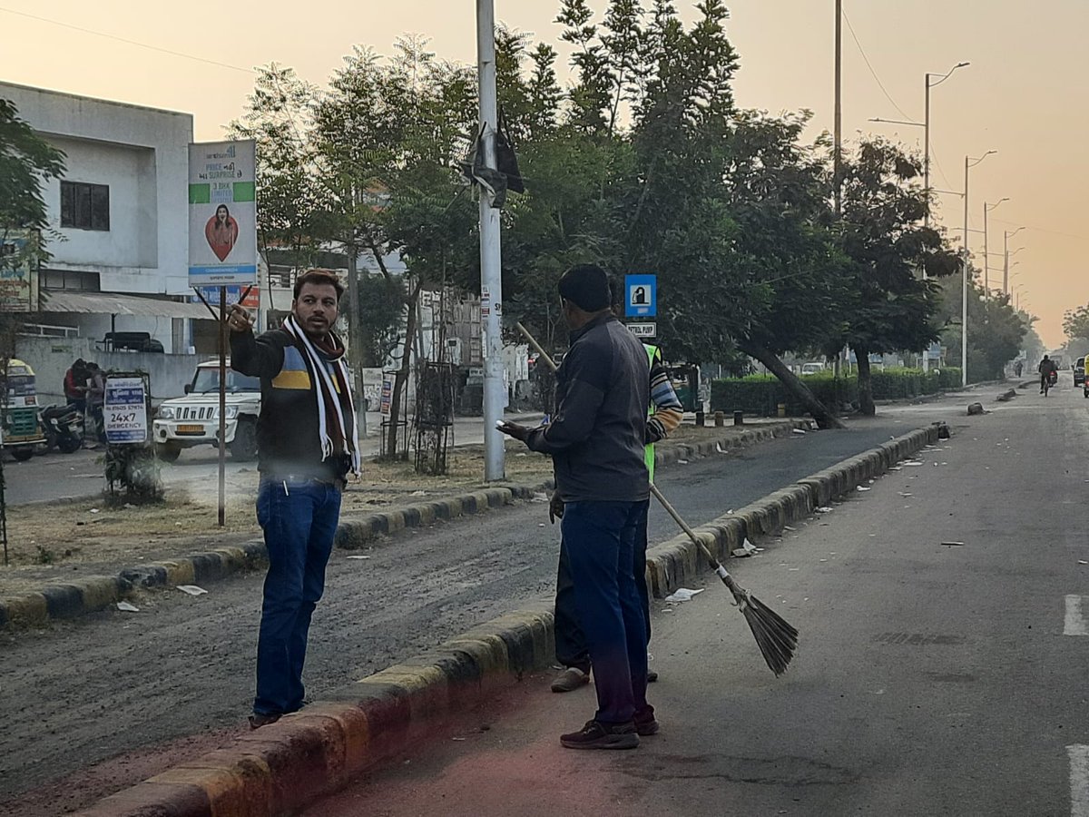 Morning round to check cleanliness and also interacted with safai kamdars. Not easy to do in so cold morning.<a href="/AmdavadAMC/">Amdavad Municipal Corporation</a> <a href="/DyMC_WZ/">West Zone AMC</a>