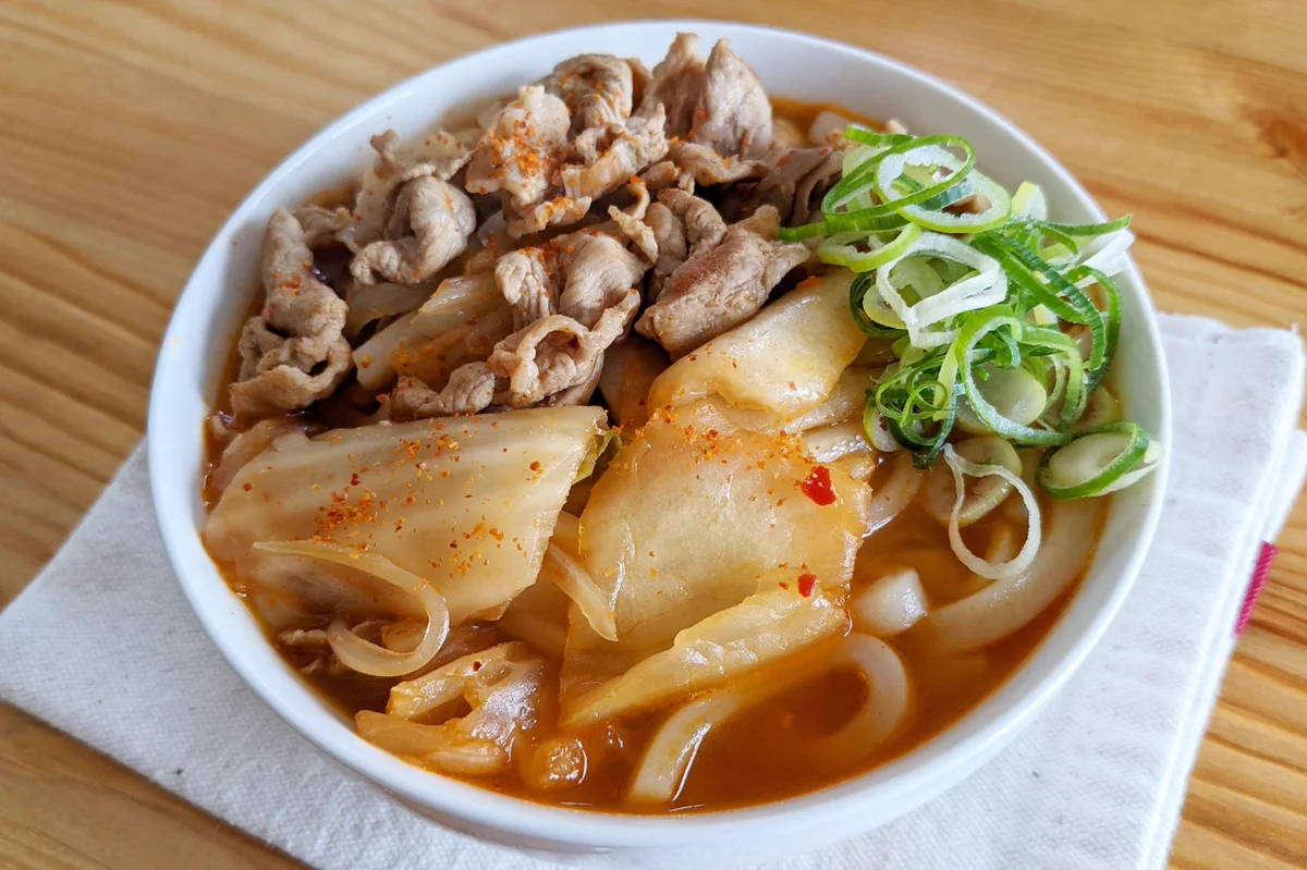 寒い日のメニューにもぴったりそう！豚キムチ×うどんレシピ！