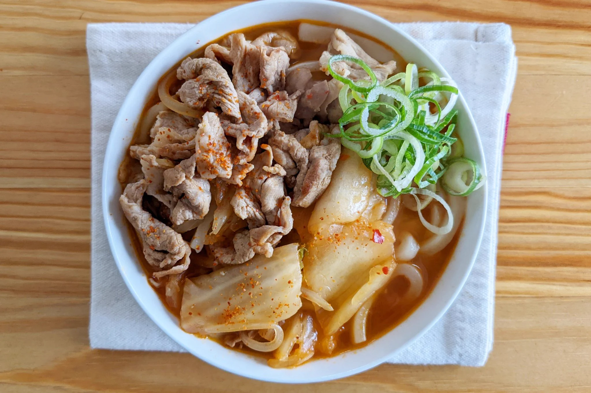 寒い日のメニューにもぴったりそう！豚キムチ×うどんレシピ！