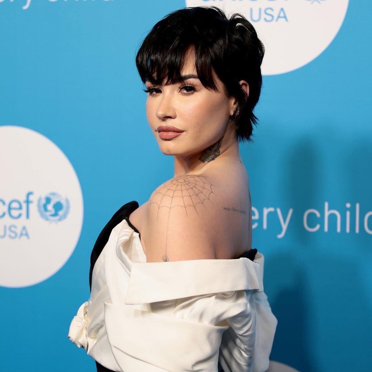 poptime's tweet photo. 🚨 Após nos servir com o impecável "HOLY FVCK", Demi Lovato confirmou que já está trabalhando em novas músicas. 🔥🎸 https://t.co/Rzyeq33RdG