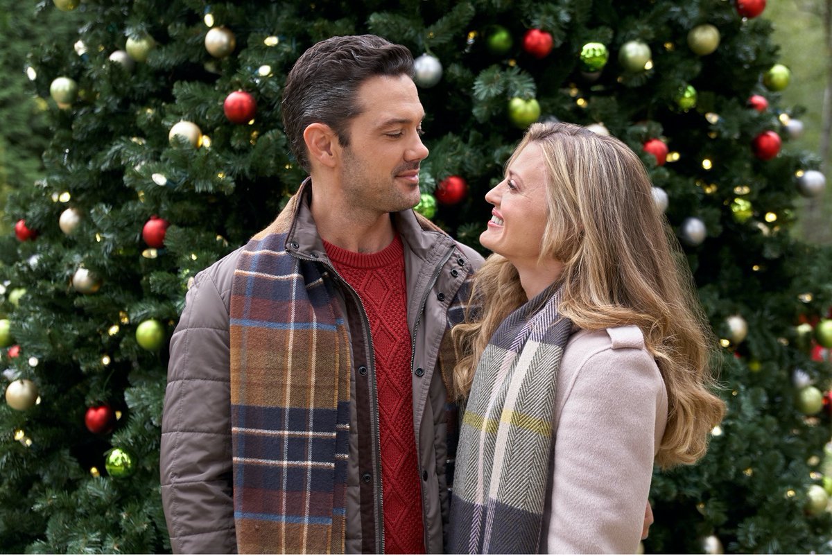 Thanks for tuning in and live tweeting we hope you enjoyed #AFabledHoliday! Tune in Sunday at 8/7c for the all new original movie #UndercoverHoliday part of #CountdowntoChristmas!