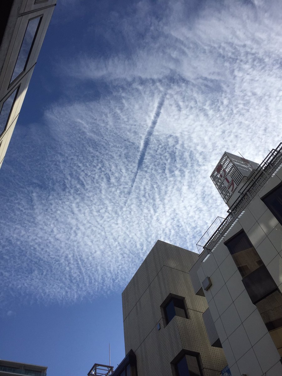 雲を割る飛行機雲。