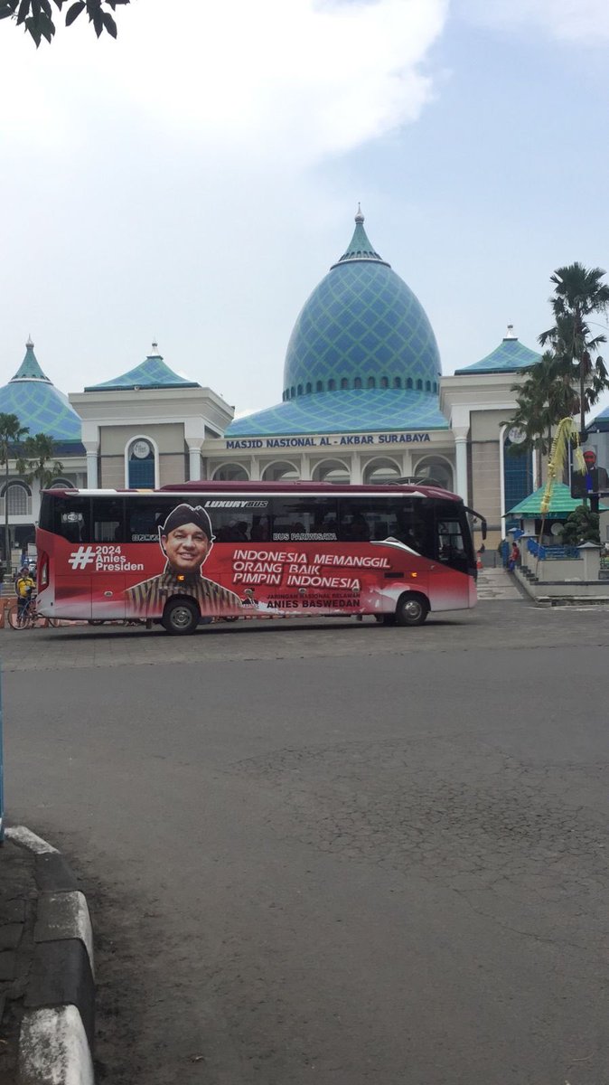 Bismillah .. Bus Jarnas ABW menyapa warga Surabaya .. berkeliling kota dilanjutkan menyapa warga Bangkalan .. insyaAlloh relawan berwisata reliji ke makam Syaiqona Kholil Bangkalan.. semoga Alloh berikan kemudahan dan ridhoNya.. aamiin.. ⁦<a href="/JarnasABW/">JARNAS ANIES</a>⁩ ⁦<a href="/aniesbaswedan/">Anies Rasyid Baswedan</a>⁩
