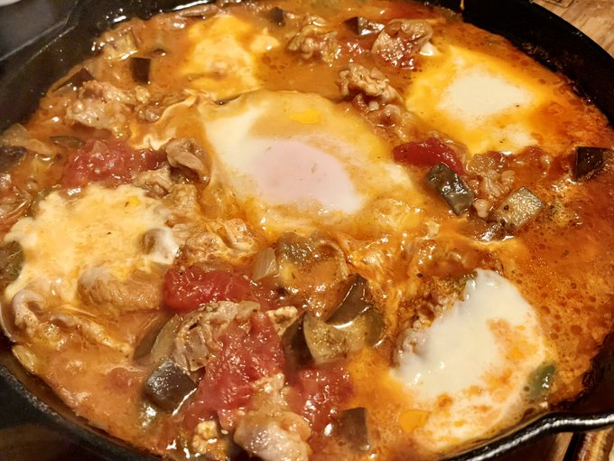 豚肉とナスのシャクシュカ
中東あたりの玉ねぎとスパイスのトマト煮みたいなやつらしいんだけど、割と自由なやつ
味付け、塩とスパイスだけなのにうめえ… 