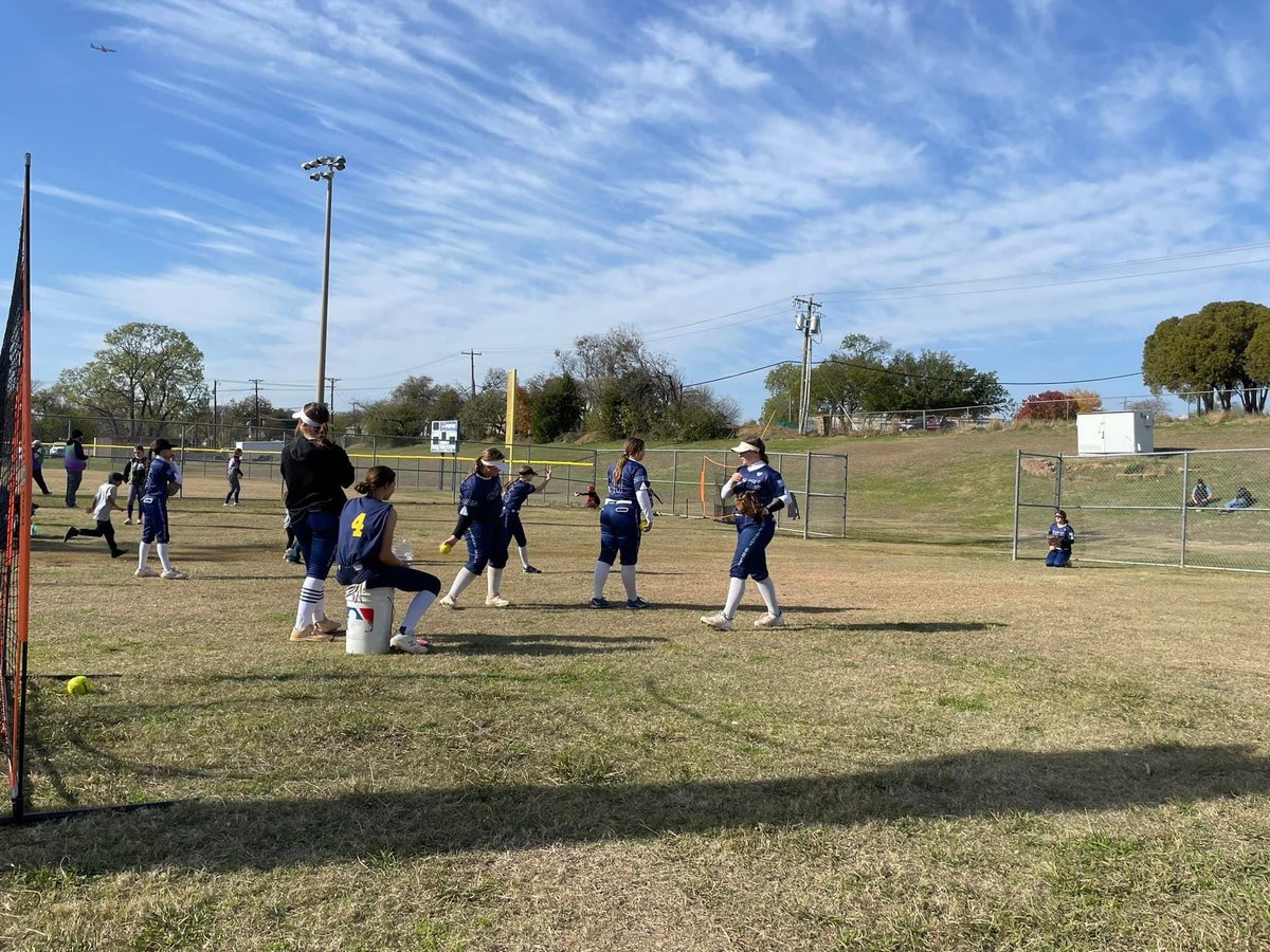 IGJonesNichols's tweet photo. 🥶 Saturday, but the work was put in. Defense only allowed 4 runs on the day and offense had 6 girls batting .500 or more. #goldblooded #betheimpact  Bracket Game #2 12:30 Jennifer McFalls Park #KeepGrindin #ToysForTots https://t.co/SYvFT80NCM