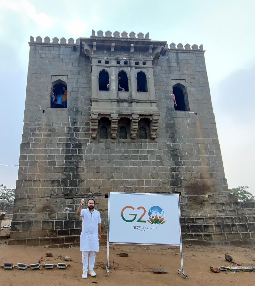 शिवनेरी दुर्ग के समक्ष भारत के यशस्वी प्रधानमंत्री आ. श्री <a href="/narendramodi/">Narendra Modi</a> जी के प्रभावी मार्गदर्शन में देश की बढ़ती वैश्विक ताकत और नेतृत्व को दर्शाता ये G 20 का फलक इस बात का प्रमाण है कि हिंदवी स्वराज के संस्थापक छत्रपति शिवा जी महाराज का आशीर्वाद फलीभूत हो रहा है।