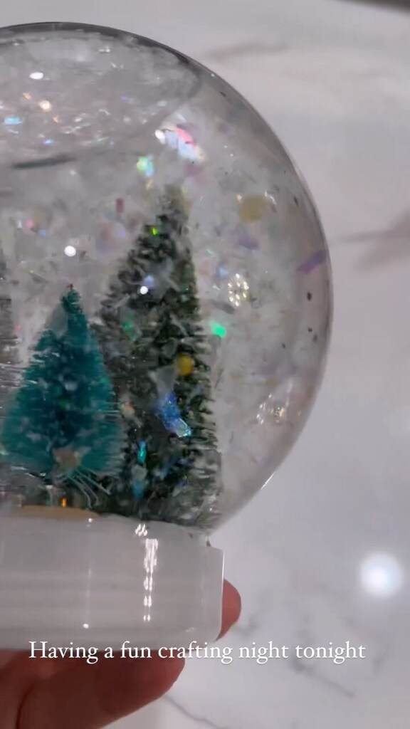 Who loves snow globes?
#DIY #christmastime #happyholidays #nyc Watch #Instavideo:instagr.am/reel/Cluun0ZD9…