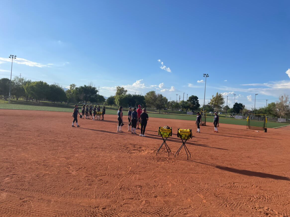 EastonPreps's tweet photo. Work work work or whatever Rihanna said. 
.
.
.
.
#softball #nationalteam #getrecruited #hittingdrills #softballswag #swaggy #espn #collegesoftball #ncaasoftbal #teammates #usapreps #lasvegas #softballtournament #infielddrills https://t.co/Nyw2Pg4oMC
