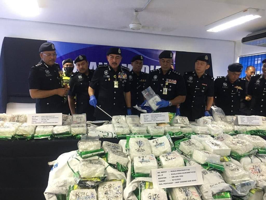 JatIkhwan's tweet photo. Tahniah PDRM tangkap antara kes syabu terbesar di Kelantan tapi sila tangkap tokan besar sekali. Laki bini tu transporter saja, air kencing pun negatif. Nanti mereka ke dalam, yang tokan masih terus niaga seperti biasa. Bangsat punya dadah, siapa ambil dadah memang bangsat. https://t.co/ZLQ5hyaogf