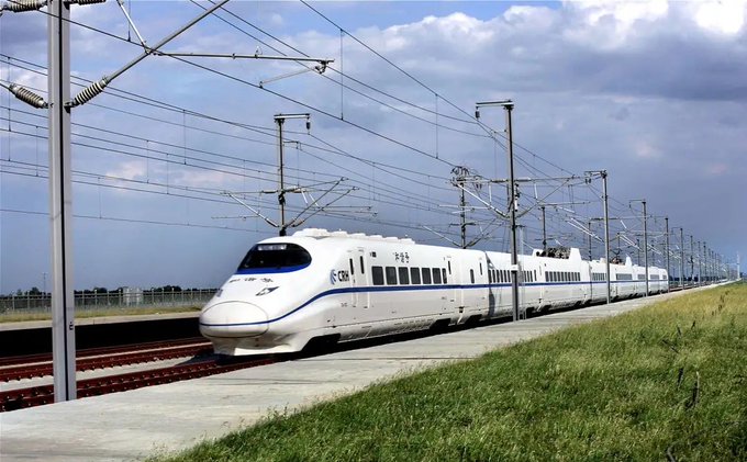 CGMeifangZhang's tweet photo. The Guangming Tunnel connecting Sichuan and Chongqing in Chengdu–Dazhou–Wanzhou high-speed #railway(Chengdawan HSR) entered the actual construction stage. Chengdawan HSR is one of the landmark projects with a total length of 477km and a design speed of 350km/h.#RailwayPower https://t.co/ekYTPxyOWW