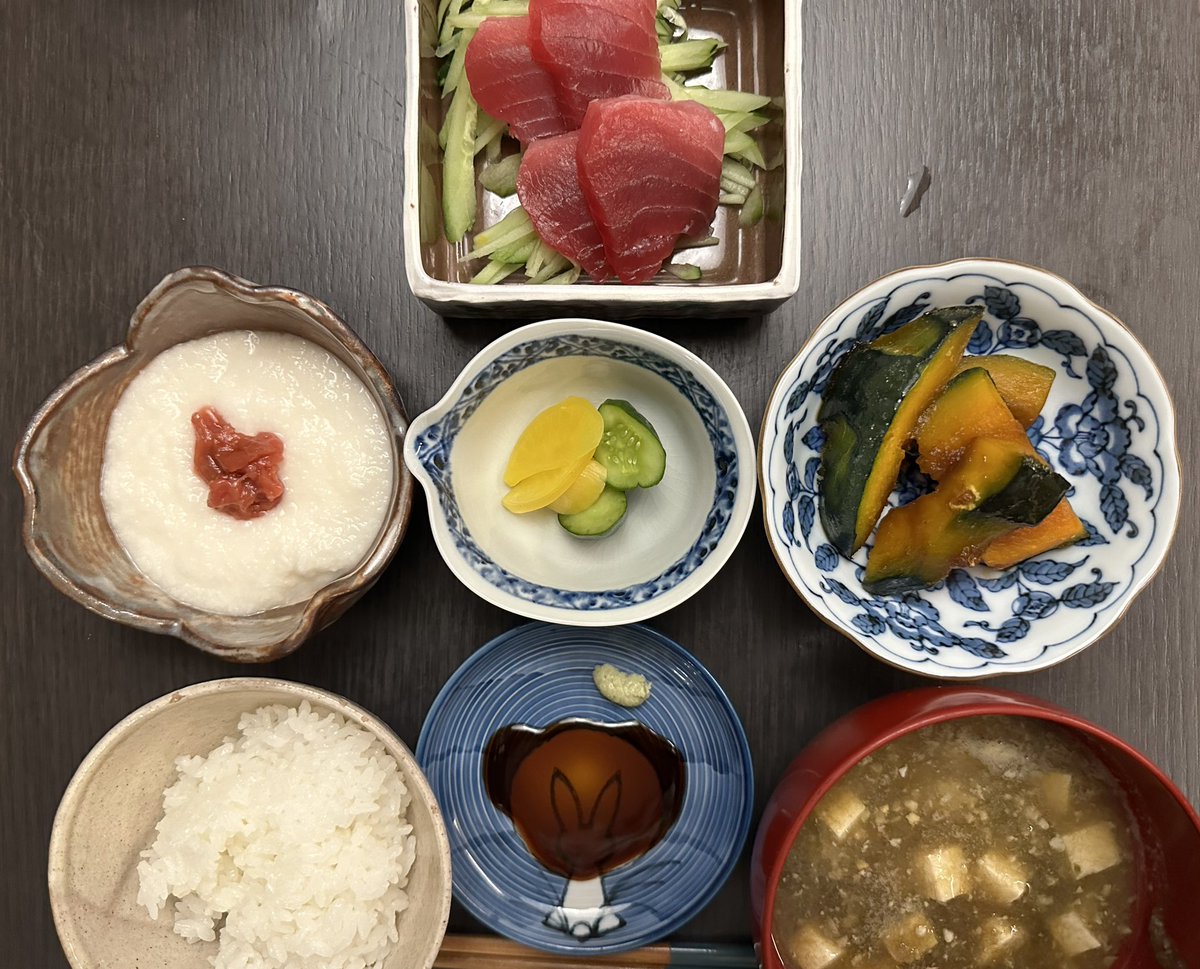 今日のハワイのおバンザイをニャン！
我が家の18歳のニャン、ノイが寝たきりになり、皮下点滴とオムツになってから一ヶ月以上。まだまだ目にも力があり、食欲も。担当医の先生からはニャンライフの質を考えるように言われた。彼女の好物のマグロの刺身が何回一緒に？毛のある家族も家族！