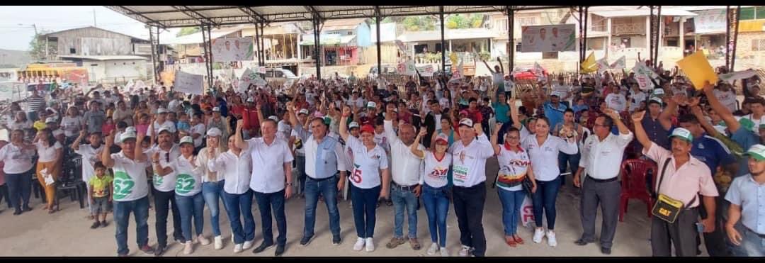 RodrigoMenaR's tweet photo. Grandioso recorrido por la campiña Manabita, San Pablo de Río de Oro se vistió de gala, aprovechó el momento de afianzar una gran amistad con Agustín Casanova el nuevo Perfecto de Manabí, y comprometiéndolo para asfaltar sus vías. 
#SeguimosConMásFuerzas https://t.co/WG3p1PLuIV