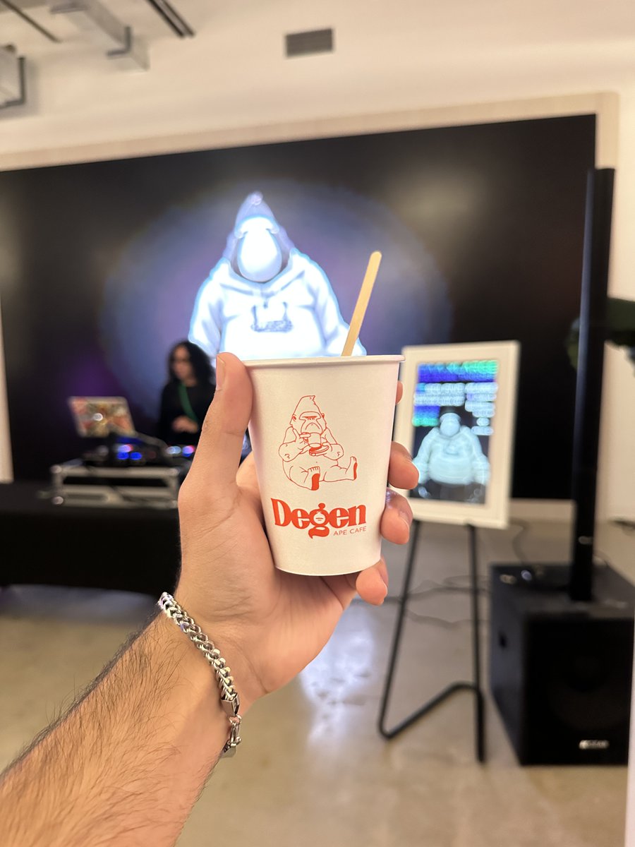 BoryokuDragonz's tweet photo. Miami @solanaspaces was lit ♥️

@DegenApeAcademy coffee was rich &amp; bold asf, you guys killed that ☕️

@justape_ as usual, had a clean setup &amp; some of the most well designed NFT merch ive ever seen 🍌

@MonkeDAO booth was pretty &amp; hella professional as well 🐵

great work guys 💞 https://t.co/AHhsRWcEdz