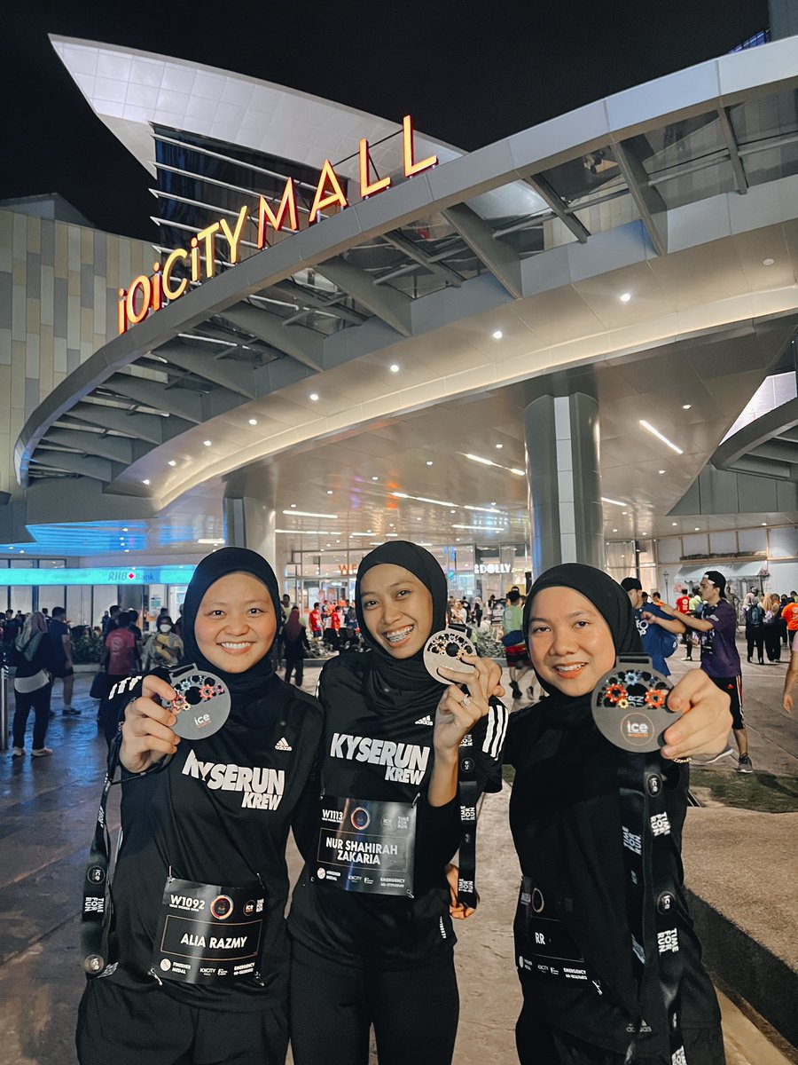 AliaRazmy's tweet photo. Ice Watch Light Up The Night Run 2022. Once again thanks to @KyserunKrew &amp; The Marathon Company for the slot! I really had so much fun running last night! 🥳🤩 
#kyserunkrew
#togetherweattaingreatmiles
#KLWolfPack https://t.co/yzCyg2jTmC