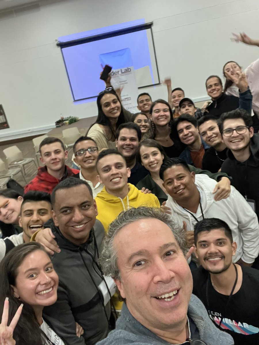 risierra88's tweet photo. Conversando sobre cultura empresarial, estrategia, relación empresa-univ-estado, libertad económica, entre otros.Acompañados de cerveza y ron con un grupo maravilloso de jóvenes entusiastas de la libertad y con la gran @Majobernalgavi1 en el marco del #LiderLab de @LIBERTANK_ 👏 https://t.co/6ONpqKo24T