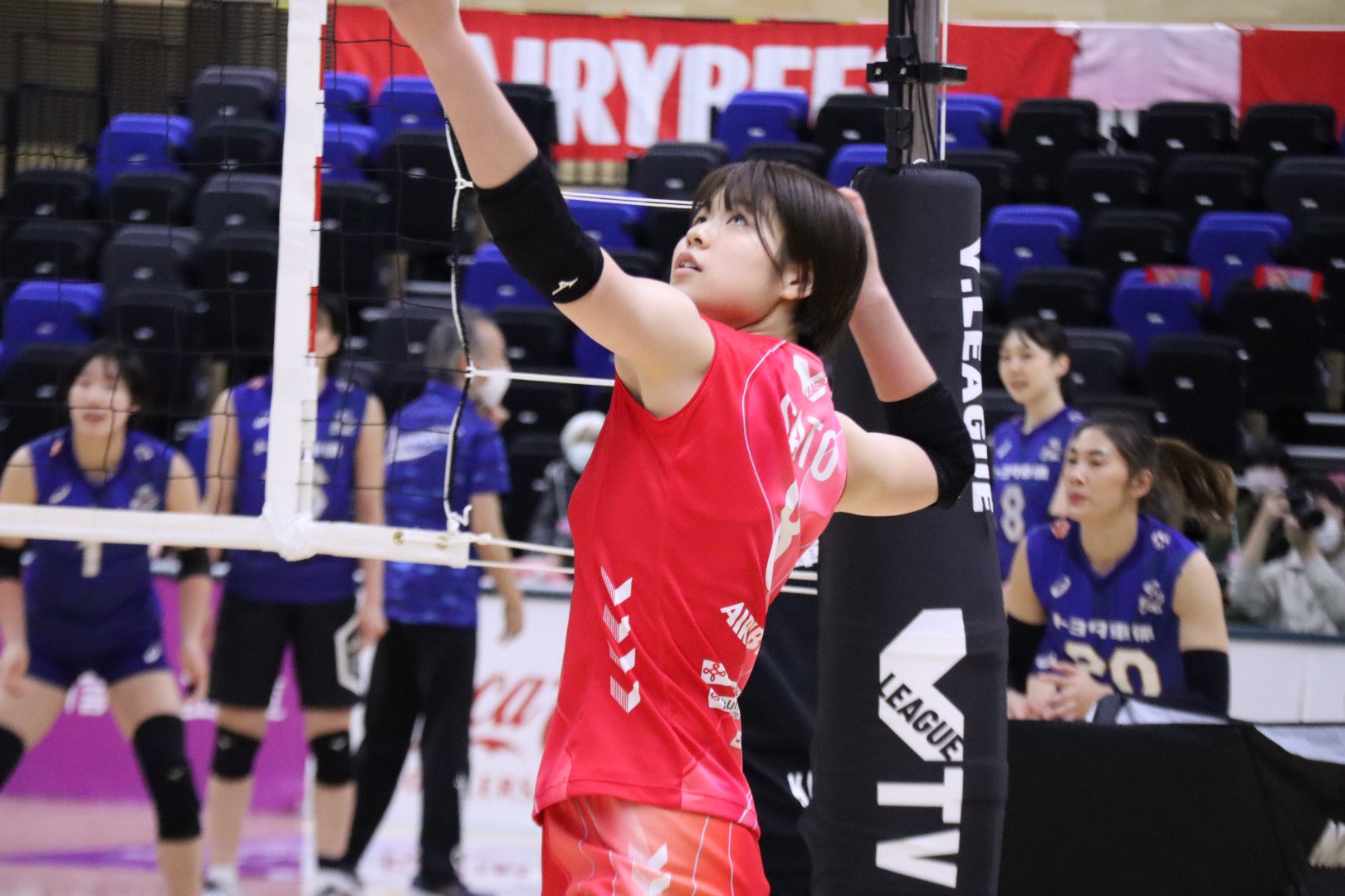 値下げしました。デンソーエアリービーズ 袖なしパーカー Vリーグ