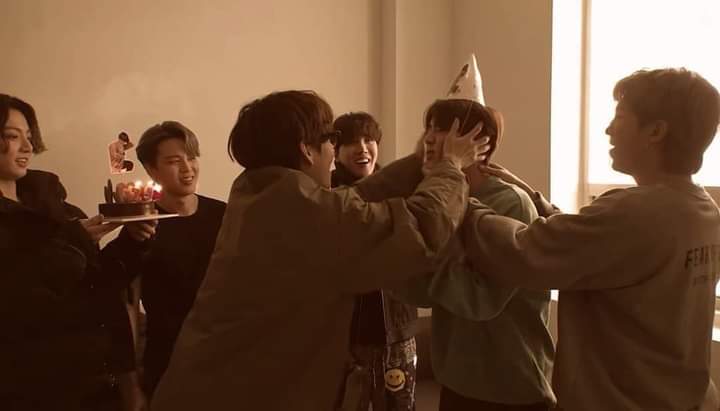 army___mx's tweet photo. Happy B-Day Seokjin; ❣️

Eres un ser tan lindo, gracias por hacerme tan feliz, deseó que seas feliz siempre, eres un ángel en mi vida, ARMY siempre estará para ti, aquí te estaré esperando mi vida 🥹🫶🏻

#진형을사랑하는사람들을위해 #석진메리미 #SeokjinDay #JinDay2022 https://t.co/isfYZqhL6z