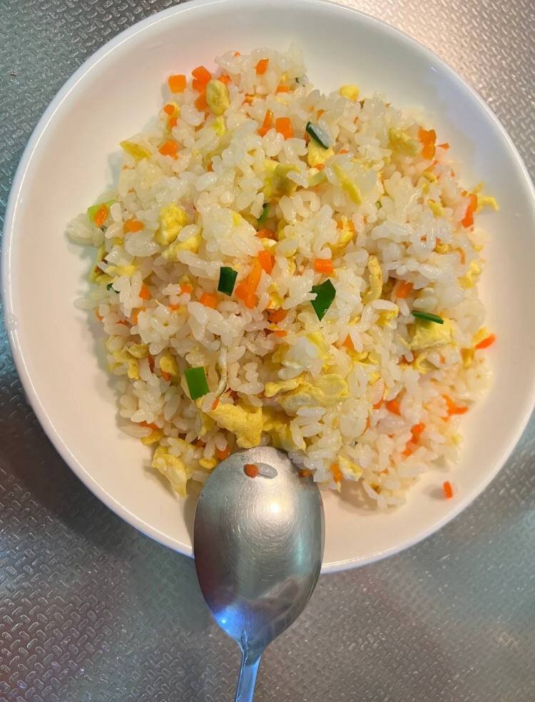 今日のランチは自宅で作ったチャーハンですね🤤
チャーハンがおいしいですね😋