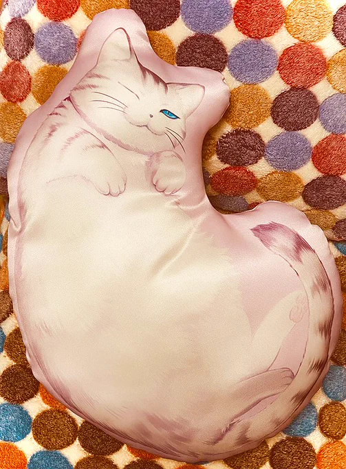 そだそだ猫さんクッションも届きました夜でうまく写真とれなくて色味とんじゃってるけどもっちり可愛いと思います! 