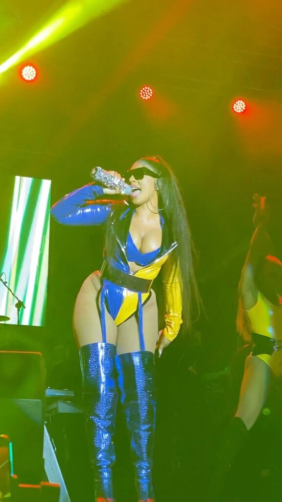 BazodeeMag's tweet photo. Ashanti @ashanti steps on the stage at Hennessy Artistry @hennessy246 @fas7star
#bazodeemag #barbados #ashanti #hennessyartistry #hennessy #hennessy246 #neverstopneversettle https://t.co/EIBz5xB0BC https://t.co/GmDwk1RWYL