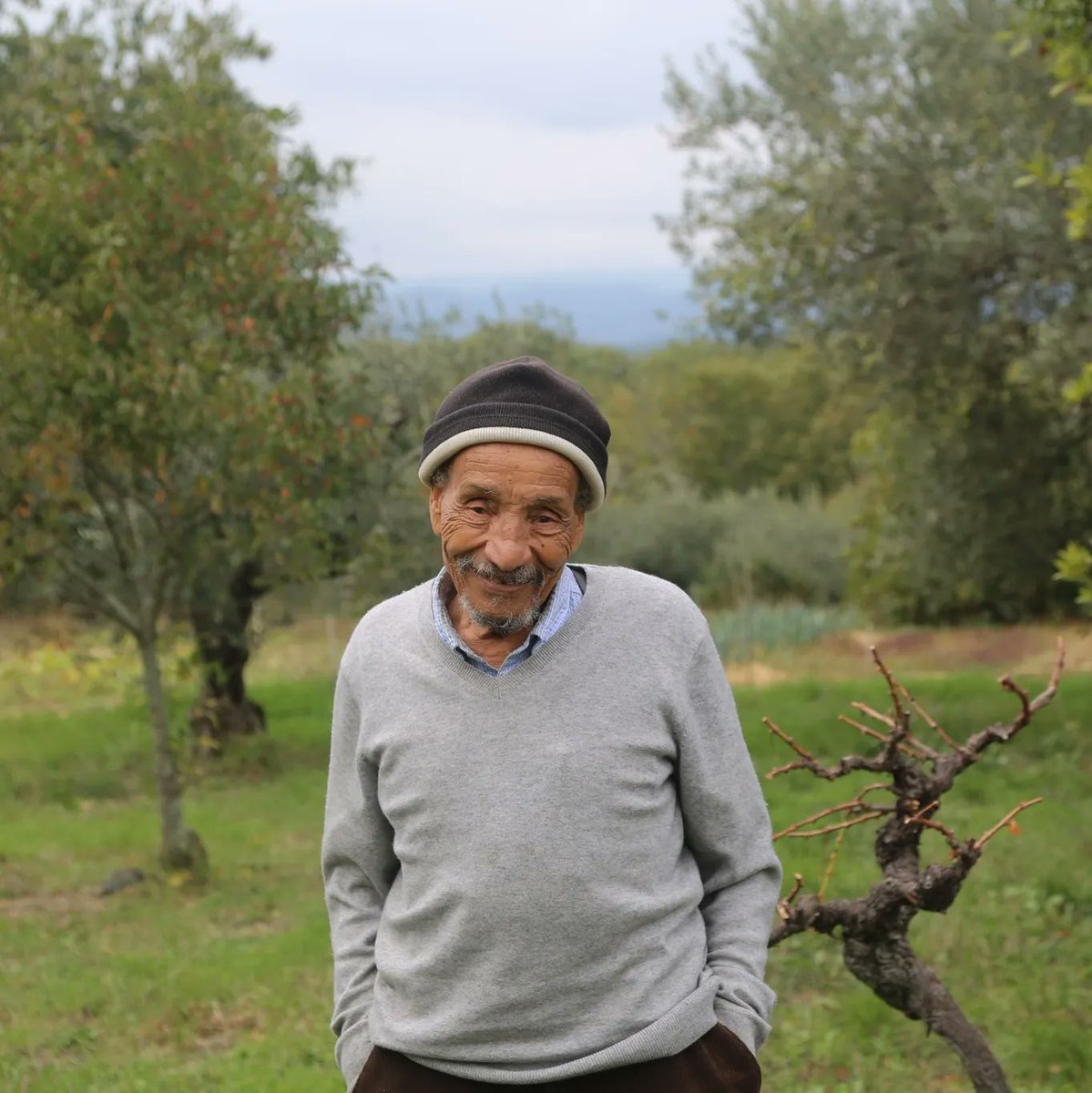 Il y a un an jour pour jour, Pierre Rabhi, co-fondateur du Mouvement Colibris, nous quittait brutalement.

« Il est évident que toute conscience qui s’éveille et agit a déjà triomphé de la fatalité. » écrivait-il

Vendredi 9 décembre, nous serons en direct pour lui rendre hommage