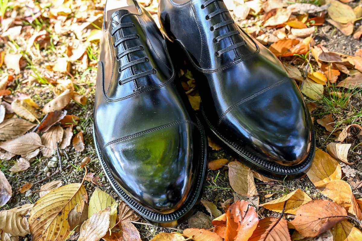 ScapeShoe's tweet photo. 今回の特注品はオーダーメイドの靴です。黒のストレートチップですね。きちんとした場で履ける靴を作っておきたいということでご依頼いただきました。ストレートチップは冠婚葬祭などフォーマルな席で活躍してくれますので一足持っていると心強いですよね。 https://t.co/Vztjy9HMhc