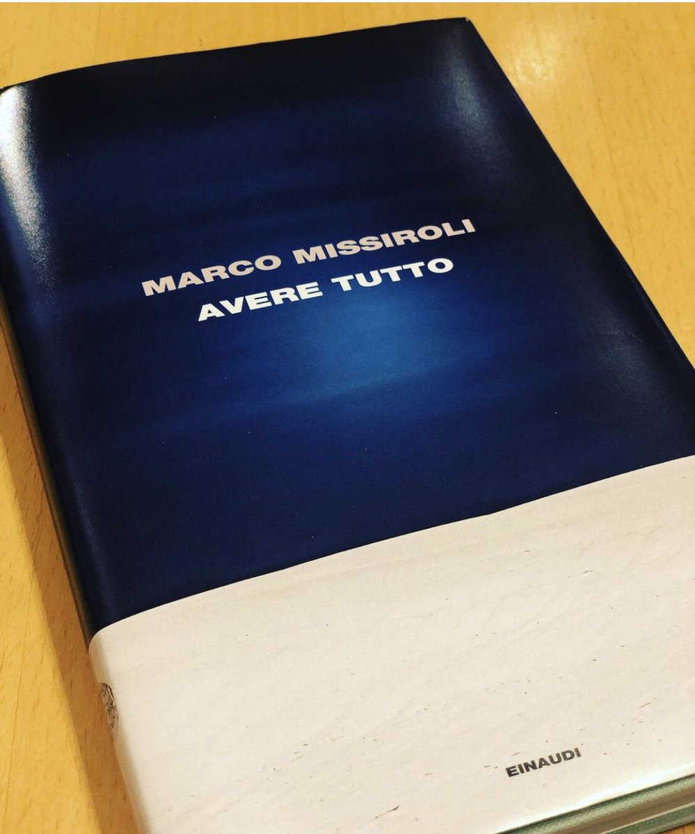 AleFraschini's tweet photo. “Avere tutto” di #marcomissiroli , @Einaudieditore. #recensione
Missiroli torna in libreria con il suo stile asciutto, in una storia ambientata nuovamente tra Milano e Rimini dove “i gabbiani non urlano mai, in nessuna stagione dell’anno”. https://t.co/1spSpSTJbm
