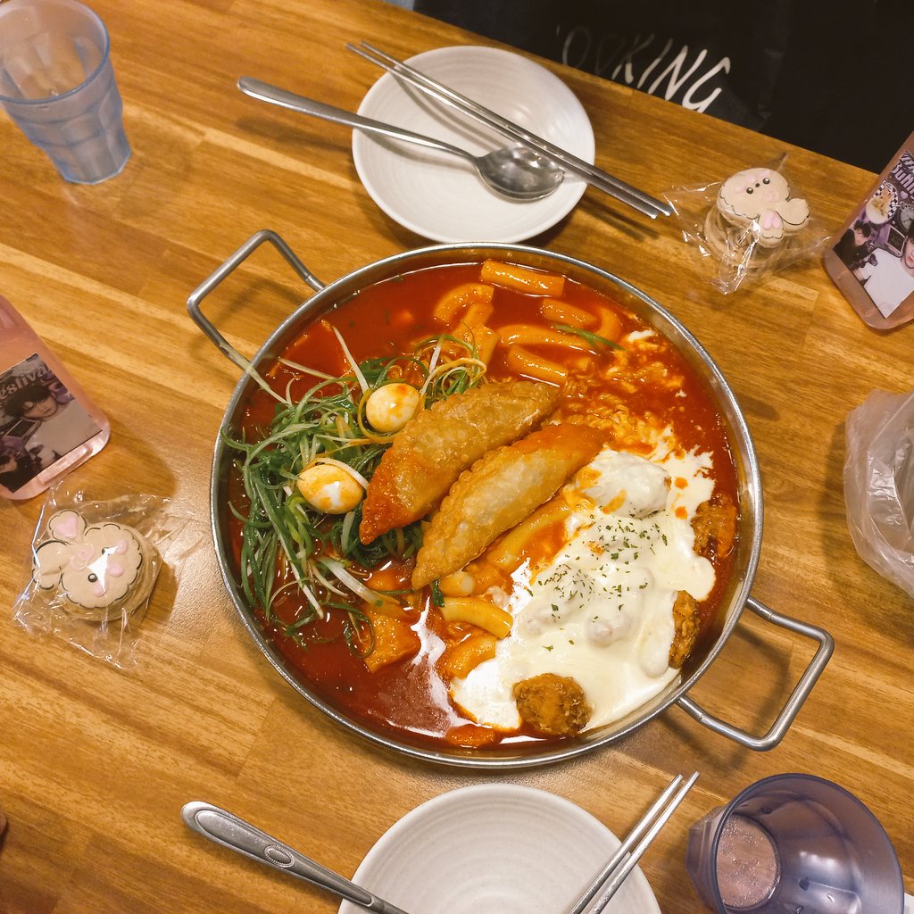 Queen071028's tweet photo. 응애 모아의 최토끼 생카다녀온 일기.

새벽 5시에 인나서 기차타고 서울로 갔는데용..

하이준을 먼저갔구 홀리데이는 줄이 엄청 길었어요...ㅎㅎ

카페 다 다녀오고나니 1시여서 포토이즘가서 사진찍고 청년다방에서 밥먹고 , 노래방을 간 뒤에 지하철 광고를 존버타구 집으로 왔답니다!!

#수빈생카 https://t.co/9NcbvY8Bw5