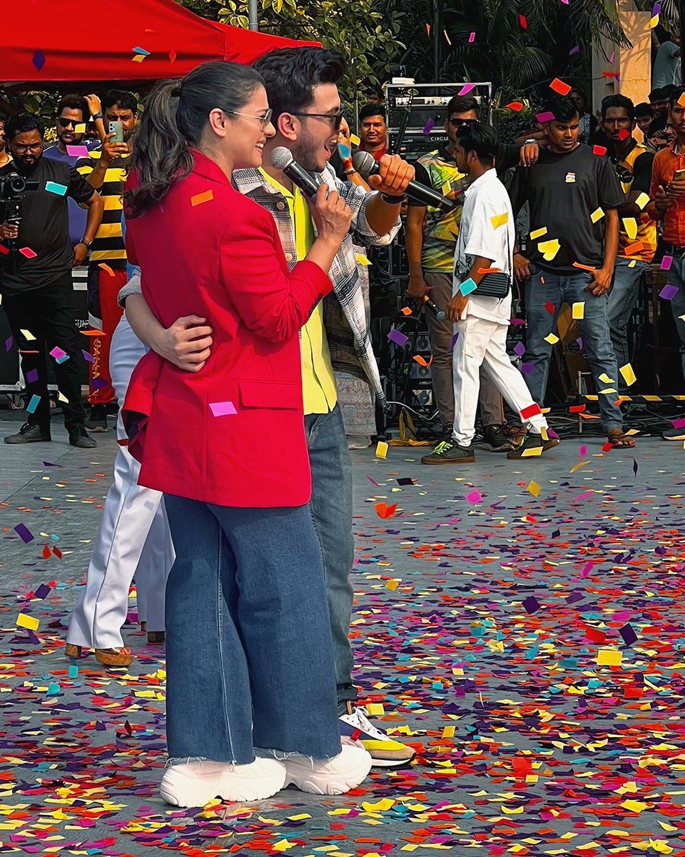 itsKajolD's tweet photo. Energy levels clocking at 100 on an early morning at Malad Masti.
Loads of fun with these lovely people! ❤️
.
#RedForSalaamVenky #SalaamVenky https://t.co/hLK2czVDtd