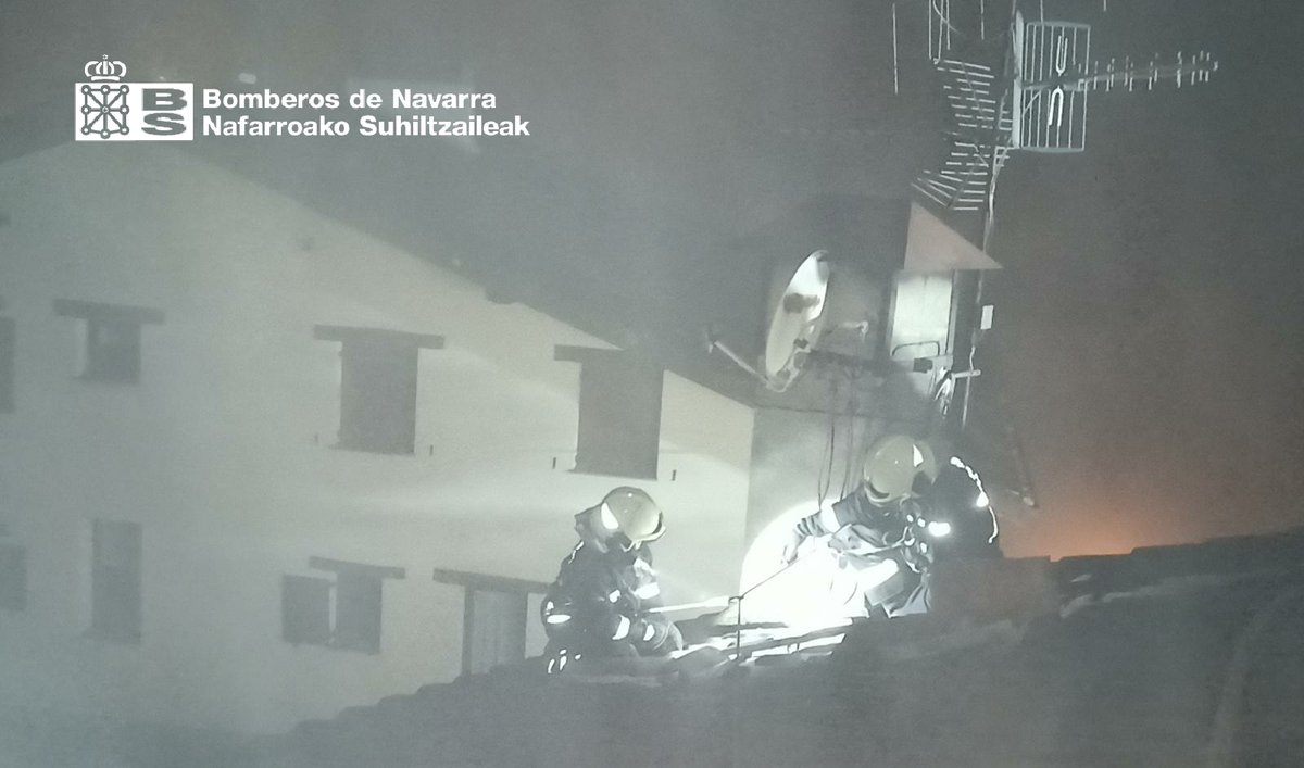bomberos_na's tweet photo. Intervenimos esta noche en #Arribe para extinguir un incendio de #chimenea. Sin daños personales.
#Parque Cordovilla
Colabora @SuhiltzaileGIP
#ParqueTolosa https://t.co/EKSlsILcZy