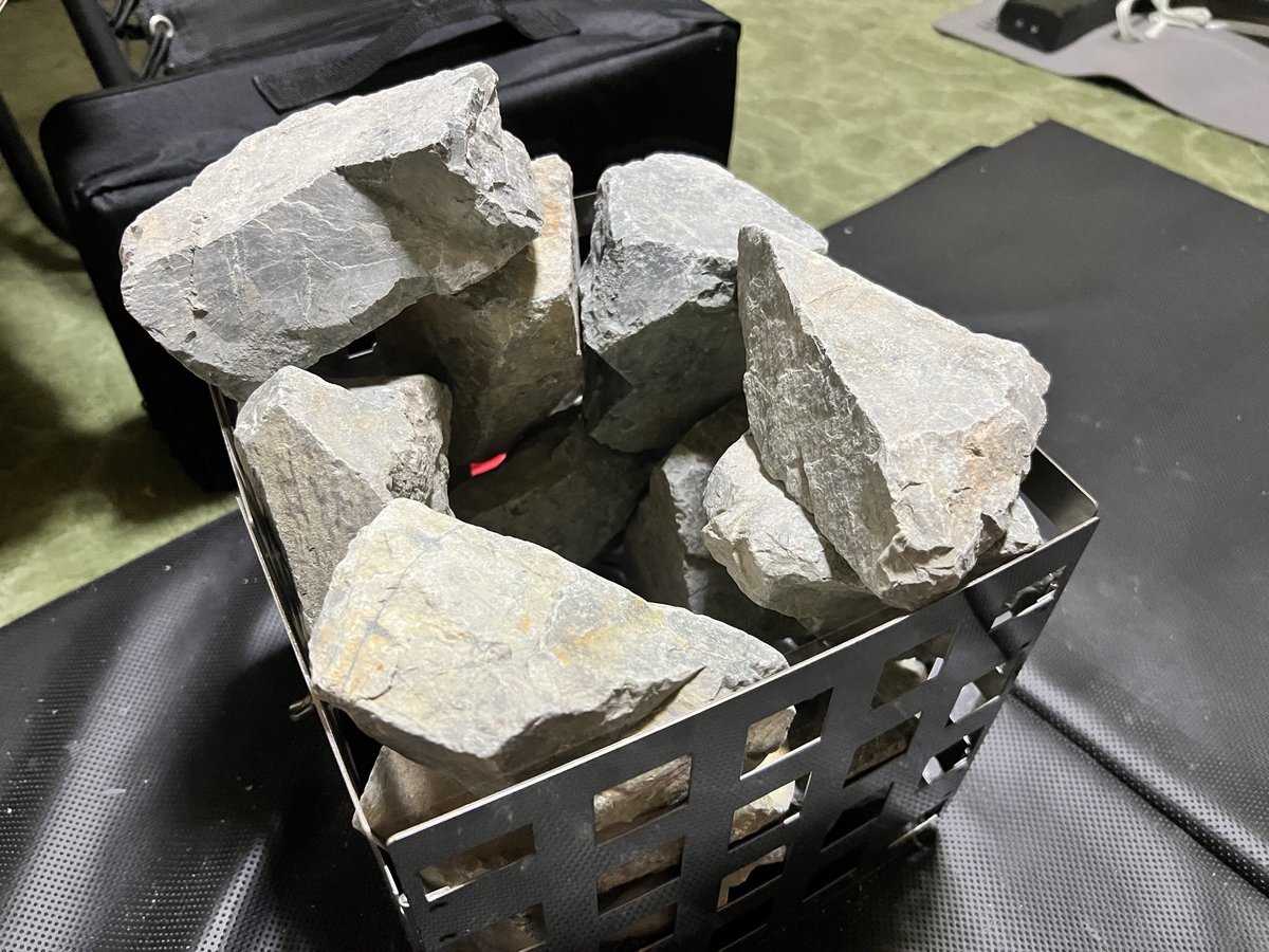 今日は1日家にひきもこって部屋の掃除したり椅子を組み立てたり積み石で遊んだりロウリュウで使えそうなものを考えたりしてました( ˘ω˘ )お風呂入ったら流石にお絵描きします(午後からって言ったやん) 