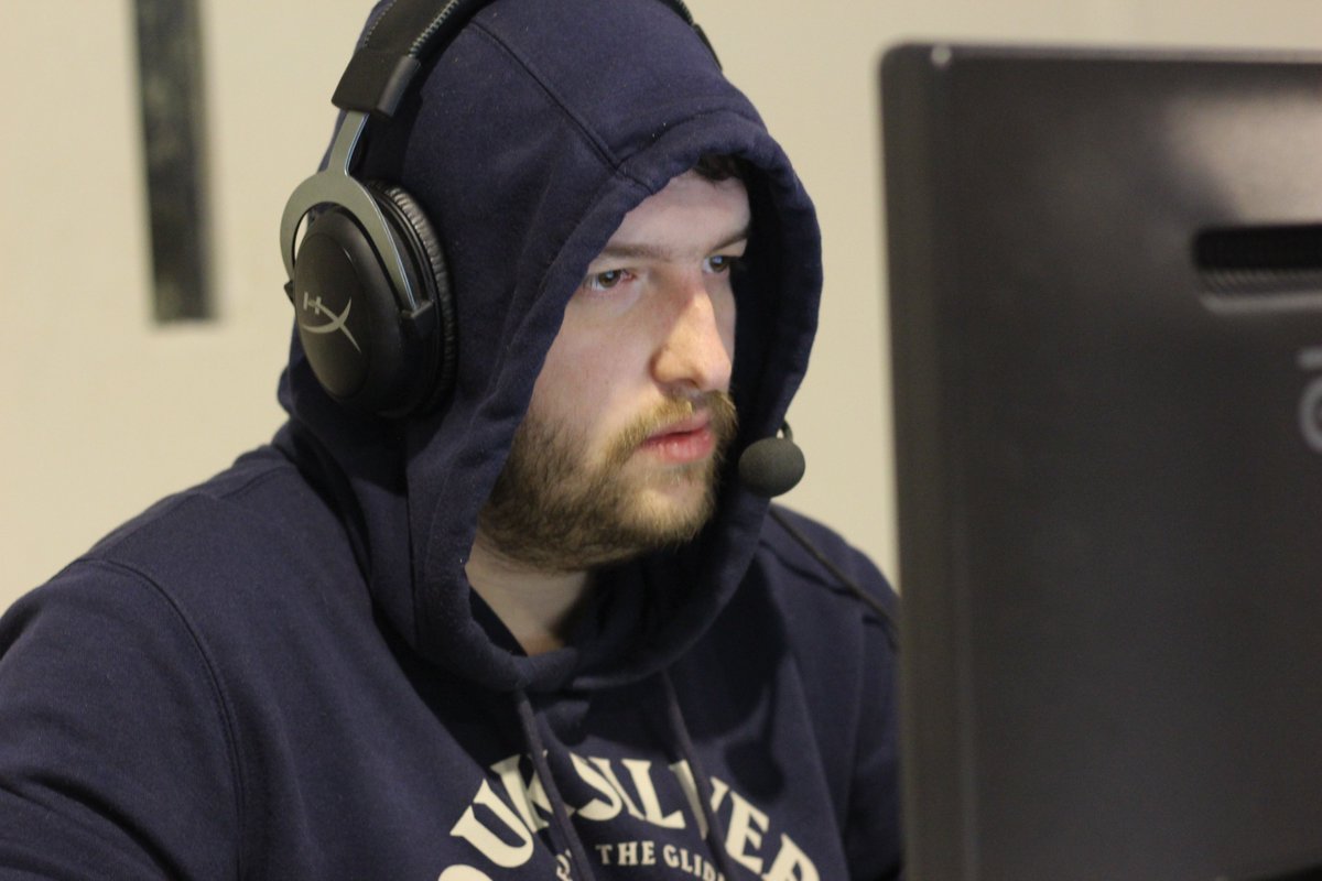 VaKarM_net's tweet photo. Ils étaient venus pour profiter d'une piscine et manger indien, ils se retrouvent aux portes du podium de cette @UTTArena ! Les @5DoigtsCS arriveront-ils à surprendre @Grand_Chelem_ ? 🔥🇫🇷

📺 @JawedCSGO 
📺 @neirdA_m https://t.co/ooTp7ymjc6