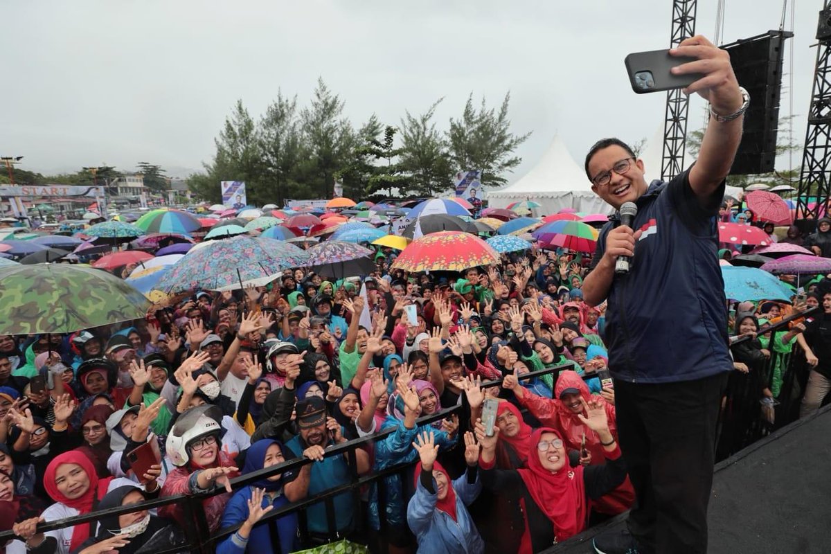 aniesbaswedan's tweet photo. Hujan boleh saja turun, tapi semangat tidak pernah turun.

Pagi tadi menyaksikan lautan payung warna-warni yang menunjukkan semangat teman-teman. Meskipun dari rumah sudah hujan tapi memilih tetap berangkat. Ranah Minang memang luar biasa!

#JalanSehatRestorasi #UntukIndonesia https://t.co/SjFy7Q6mIx