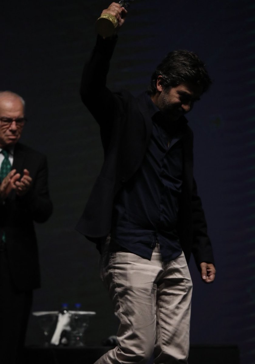 antalyaffint's tweet photo. Emin Alper was awarded the FILM-YÖN Best Director Award in memory of Erdem Kıral with his movie 'Burning Days'. 
#BurningDays #59thGoldenOrange #EminAlper 
#AntalyaFF2022 #FilmFestival #Antalya #BestDirector https://t.co/qkgTvbdmEg