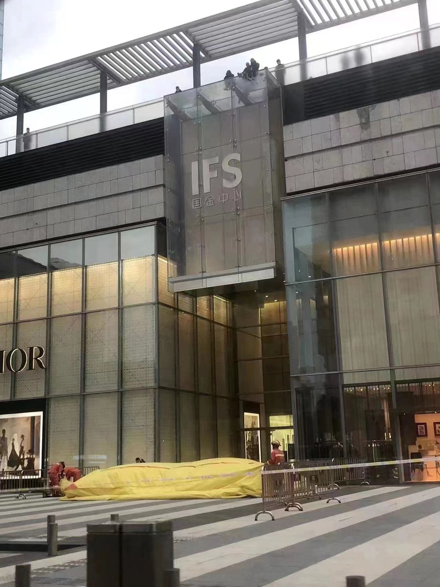 中国百姓因为欠债，失业，生病，跳楼！
少数富豪欠上万亿，只从二楼跳下来！
底下还有气垫！
要欠钱就欠成千上万人的钱！
要欠钱就欠亿万！
此所谓“窃钩者诛，窃国者侯”！
最成功的是“窃国大盗”  -----   中国共产党！
欠了中国人民数不尽的财富和生命，却声称“为人民服务”！
而且还要永远的服务下去！