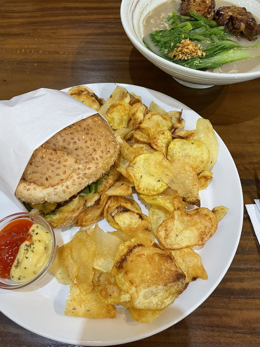 Enddahs's tweet photo. Baru ditinggal 2 bulan tempat ngopi favoritku udah banyak aja menu barunya dan ENAK SEMUA. Trus disuruh icip-icip cakenya. Apple crumblenya rasa ketemu pacar yang lagi LDR alias bikin happy karena enak bgt 😭✨

Yang di Pekanbaru wajib ke Pungu Coffee ya! https://t.co/HTFXPT962S
