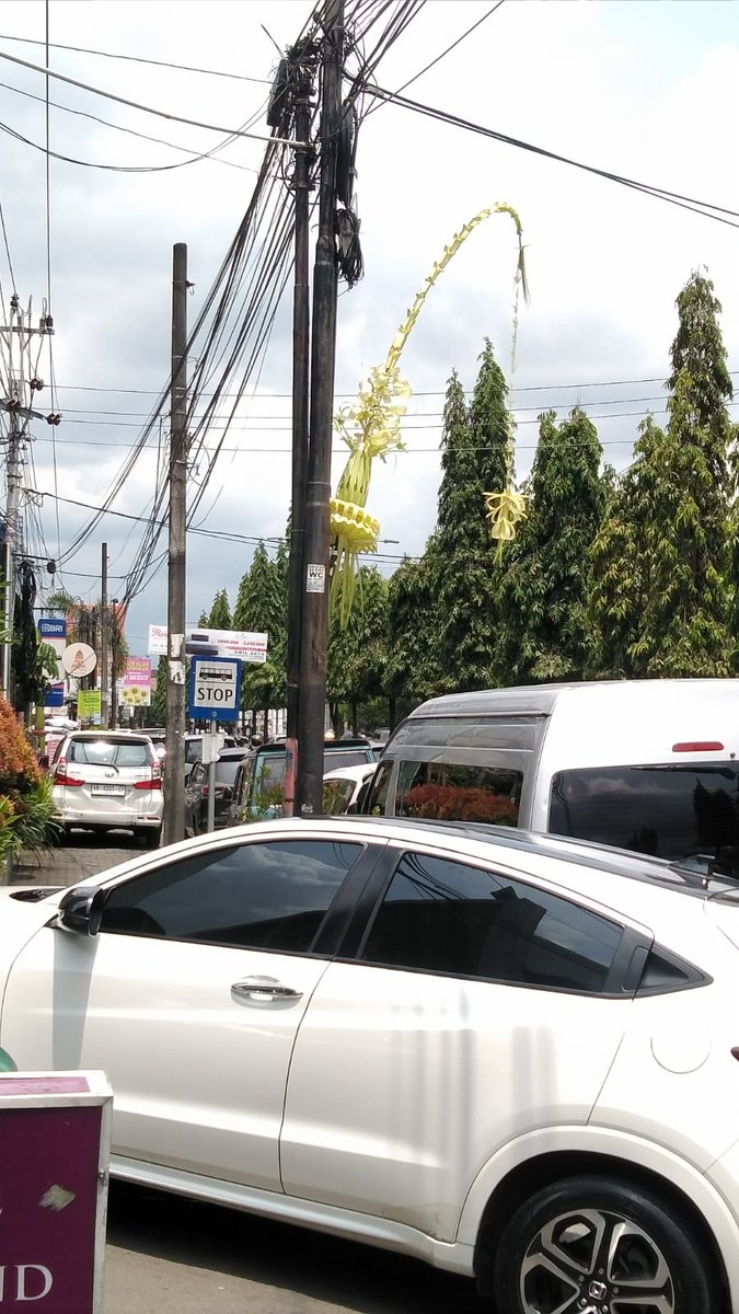 okkieMC's tweet photo. @merapi_uncover dan terjadi lagi jalan gejayan macet luar biasa dan mengganggu krn acara hotel @GrandTjokroYK menggunakan trotoar pengguna jalan dan parkir tepat di pemberhentian bus umum padahal sudah ada rambu fasilitas umum. @dishubdiy @KustiniKSP  @merapi_uncover  mohon difollow up https://t.co/ljYd9yr4zl