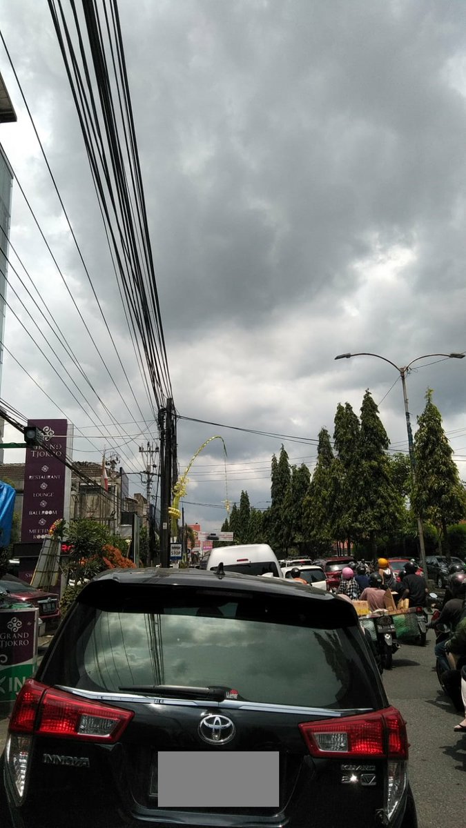 okkieMC's tweet photo. @merapi_uncover dan terjadi lagi jalan gejayan macet luar biasa dan mengganggu krn acara hotel @GrandTjokroYK menggunakan trotoar pengguna jalan dan parkir tepat di pemberhentian bus umum padahal sudah ada rambu fasilitas umum. @dishubdiy @KustiniKSP  @merapi_uncover  mohon difollow up https://t.co/ljYd9yr4zl
