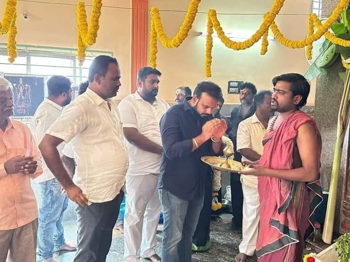 INCBangaloreSo1's tweet photo. ಬೊಮ್ಮನಹಳ್ಳಿ ವಿಧಾನಸಭಾ ಕ್ಷೇತ್ರದ ಜರಗನಹಳ್ಳಿಯಲ್ಲಿರುವ ಶ್ರೀ ಅಯ್ಯಪ್ಪಸ್ವಾಮಿ ದೇವಾಲಯದಲ್ಲಿ ಶ್ರೀ ಯುತ ಲತಾ ವೆಂಕಟೇಶ್ವರ್ ರವರ ನೇತೃತ್ವದಲ್ಲಿ ವಿಶೇಷ ಪೂಜೆ ಹಾಗೂ ಅನ್ನ ಸಂತರ್ಪಣ ಕಾರ್ಯಕ್ರಮವನ್ನು ನೆರವೇರಿಸಲಾಯಿತು  #kpcc  #siddaramaiah #dkshivakumar #dksuresh #BKhariprasad   #parameswar #Umapathysrinivasgowda https://t.co/HxSW5nOsfU