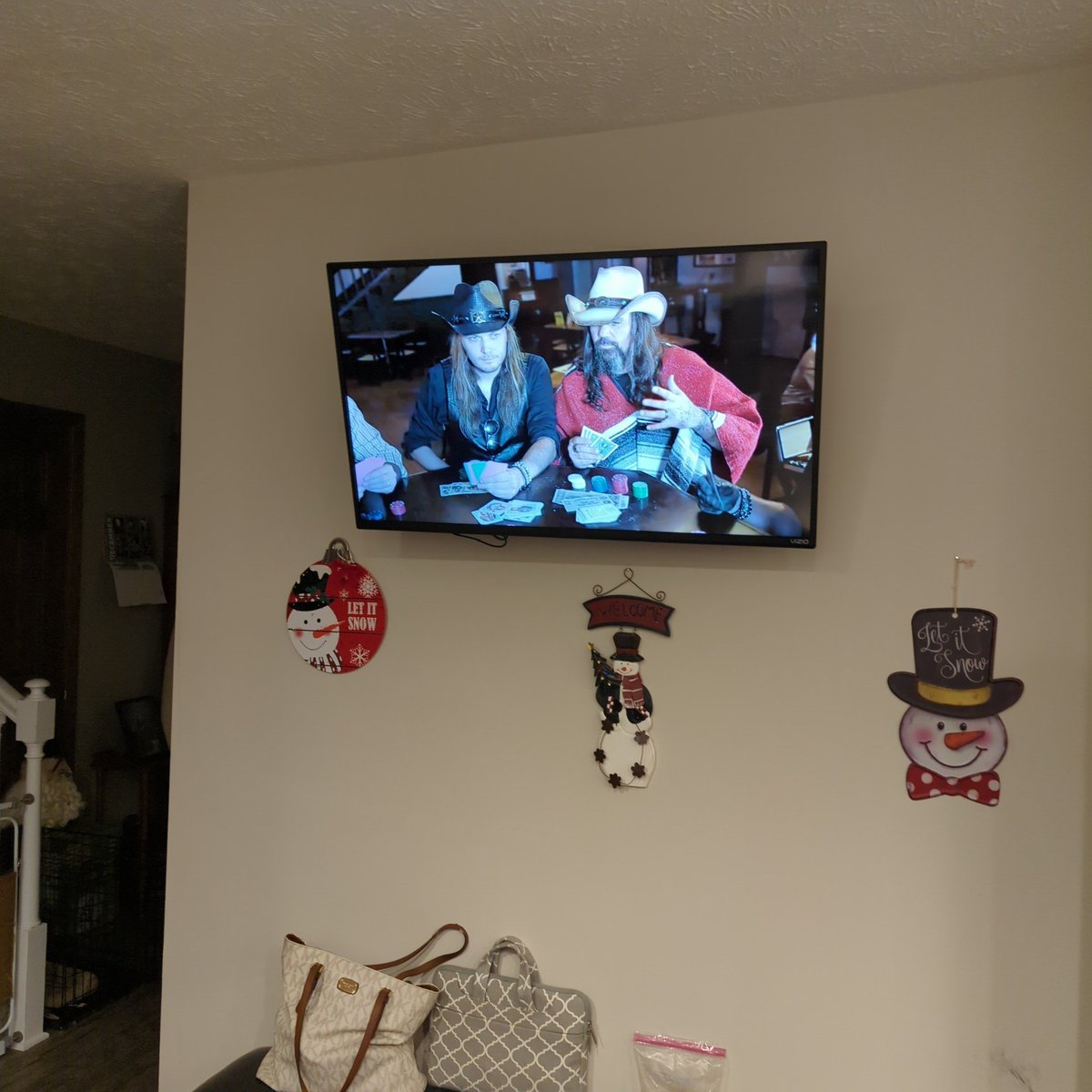 bmueller9880's tweet photo. @joshdecker97 nancy and i watching your new vid and song..love it! https://t.co/6ZytaJGsX5