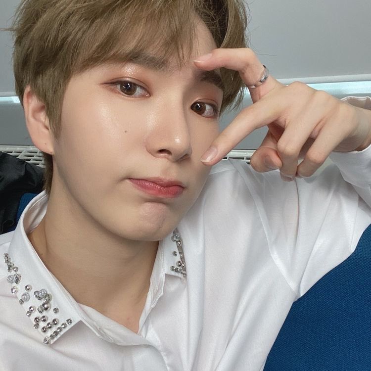wbkjinyoung's tweet photo. thank you for always being the smiley, jumpy, sweet funny boy that never fails to help forx through out tough days ๐คง i LOVE YOU!!
#ProtectKevin #KevinAppreciationDay https://t.co/0FKsIjIKxC