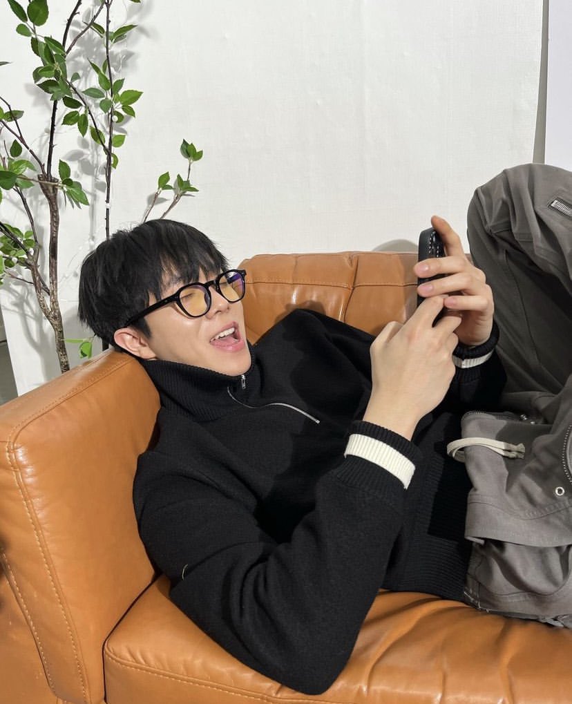 hvymkme's tweet photo. 생일토요일소년 🎂💐🐶 ,- @ toil1204 
🗯️— 28 ขวบละพี่โทอิลเป็นเด็กดีกับเพื่อนๆนะ แค่นี้ละ ( #HappyToilDay ) https://t.co/B2Wafz3RKG