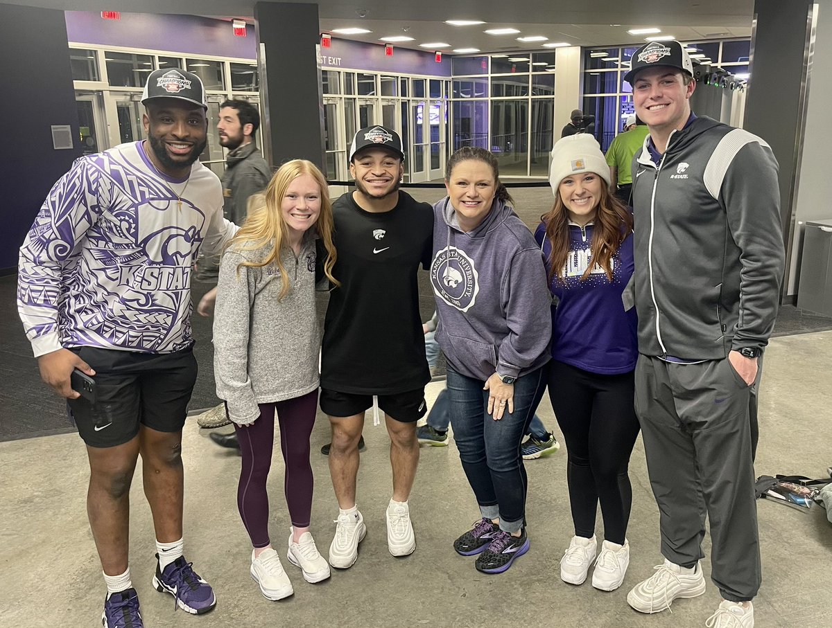 Thank you, <a href="/fanudike/">Felix Anudike-Uzomah🇳🇬</a>, <a href="/C_Vaughn22/">Deuce Vaughn</a> and <a href="/whoward_/">Will Howard</a> for taking a picture with us. This is definitely going to up my rankings with my 2nd graders! Congrats on your win! #EMAW