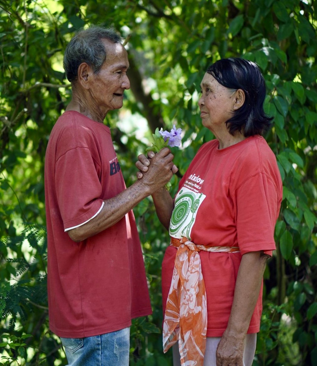 KM_Jessica_Soho's tweet photo. Pag-iigib ng tubig ng lolo at lola sa Pikit, North Cotabato, nauwi sa ligawan kahit pa tutol ang kanila mismong mga anak! Matuloy kaya ang pinaplano nilang pag-iisang dibdib? #KMJS https://t.co/l2wFH5wF3I