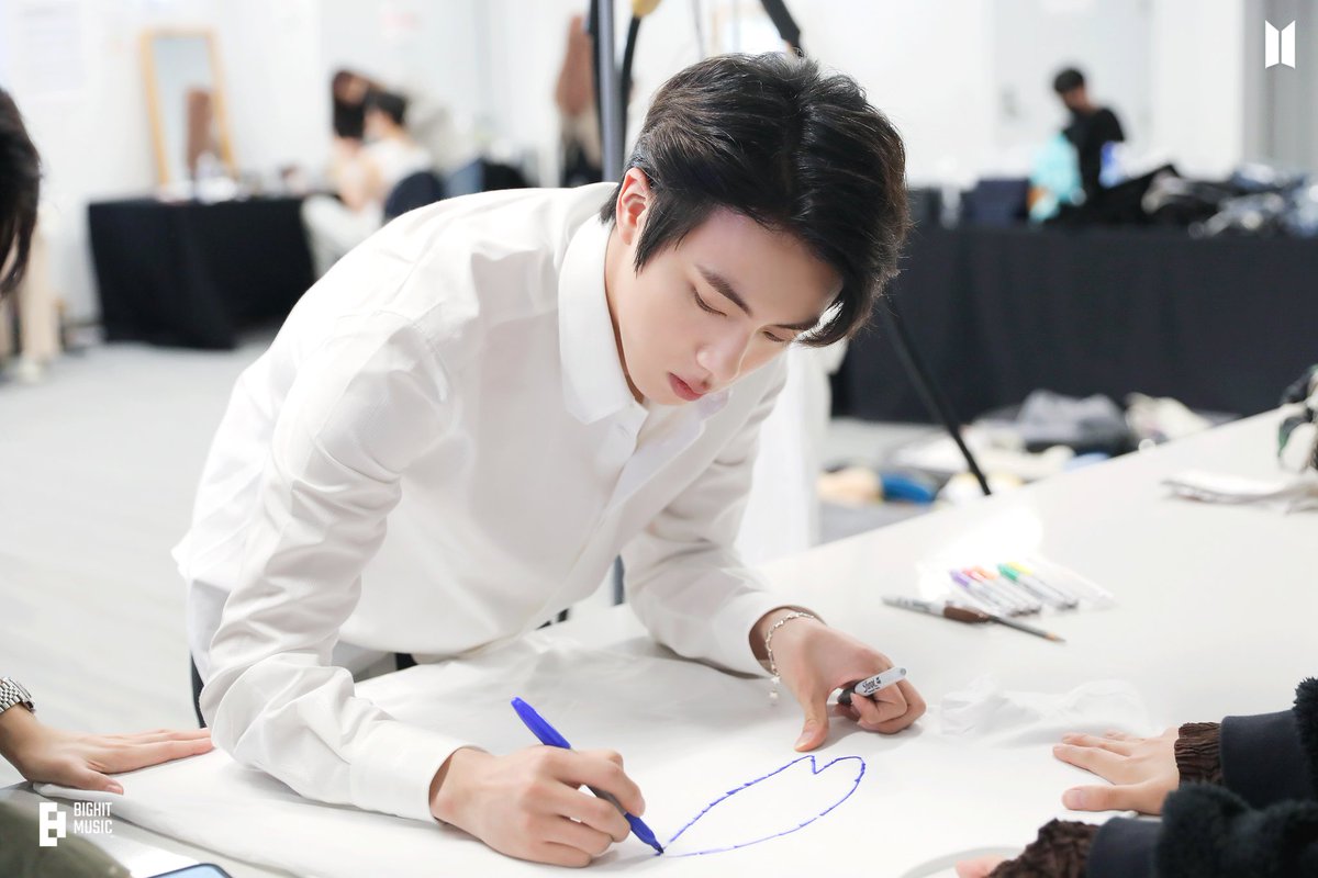Yoonj0903's tweet photo. Dù là chap 1 hay chap mấy đi nữa anh vẫn đẹp trai 😂😂😂 
#JINDAY #HappyBirthdayJin
#JinDay2022 #진 #유와핸 #킹왕짱대왕생축 #김석진의_시간은 https://t.co/U6p1XTzpuN
